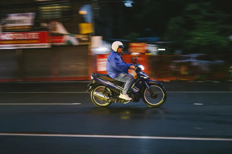 Kurier atas motosikal membuat penghantaran