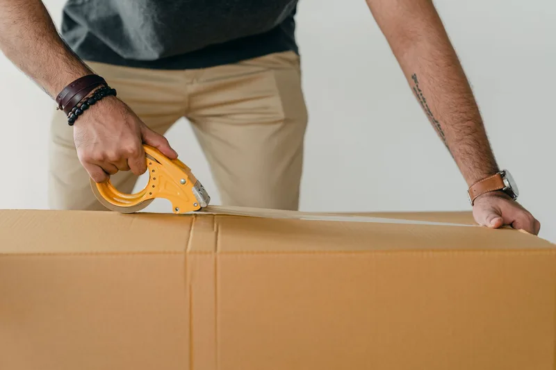 Pekerja gudang menyusun kotak untuk penghantaran ecommerce