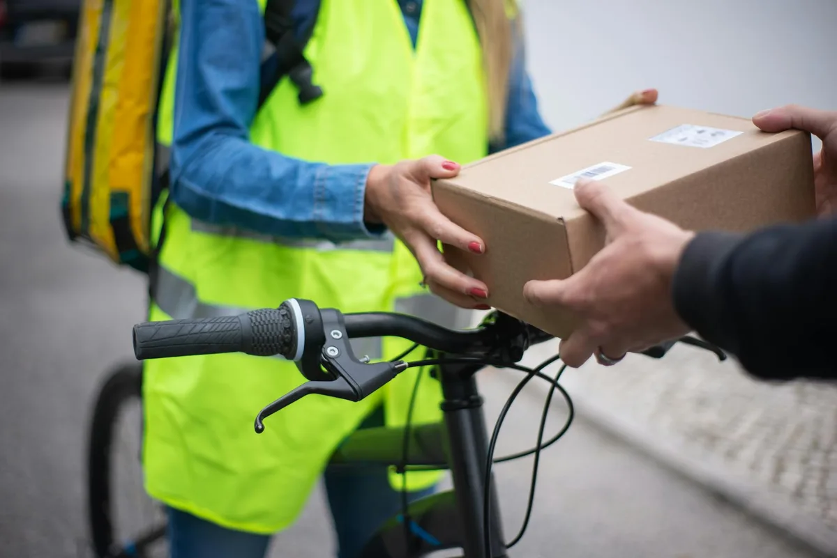 Penjual ecommerce membungkus parsel untuk dihantar melalui kurier Shopee Malaysia
